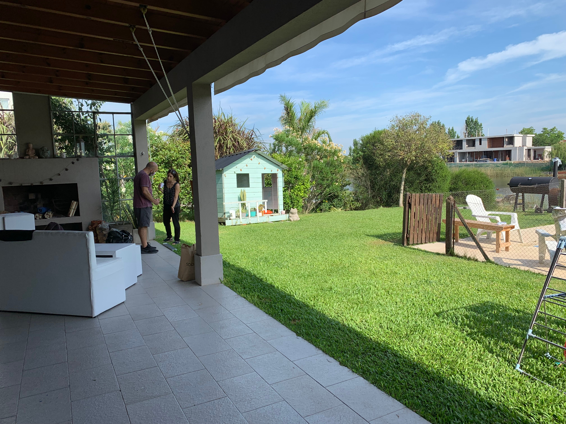 Galería con vista al jardín — GBA
