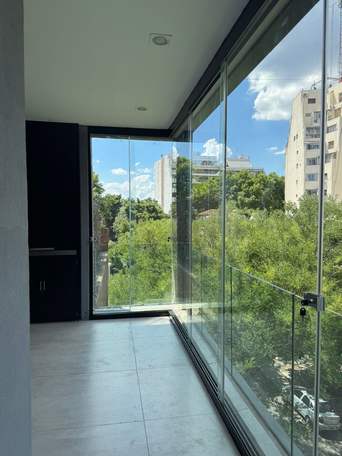 Balcón vidriado a pleno día — CABA