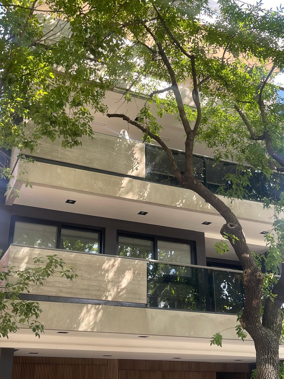 Fachada con balcones cerrados — CABA